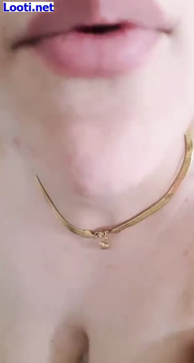 دختر ممه گنده لخت مادرزاد شده و بدن نمایی و کص و کون نمایی میکنه و حرفای سکسی میزنه