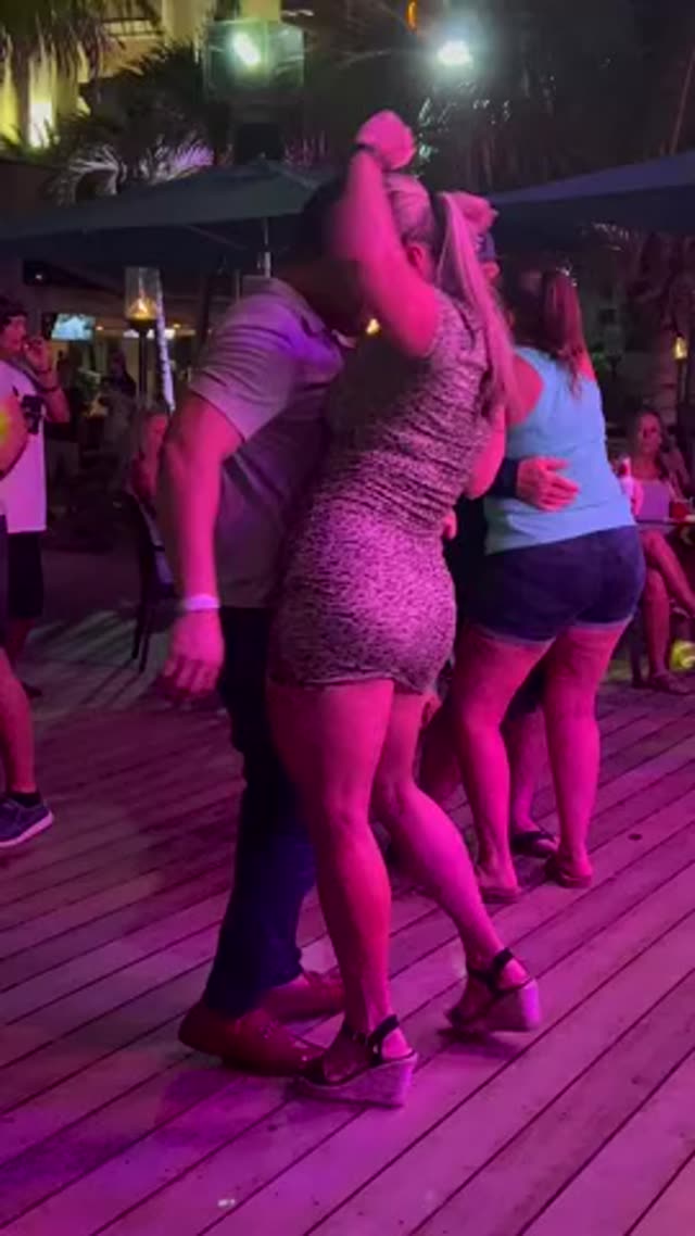 کاکولد😜بیغیرتی زنشو داده دست دو نفر🥰میلف حقیه🥰😛پارت 1