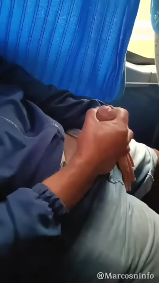 وقتی اونقدری حشری شدی که به رفیقت توی اتوبوس پر از آدم کون میدی🤐🔞