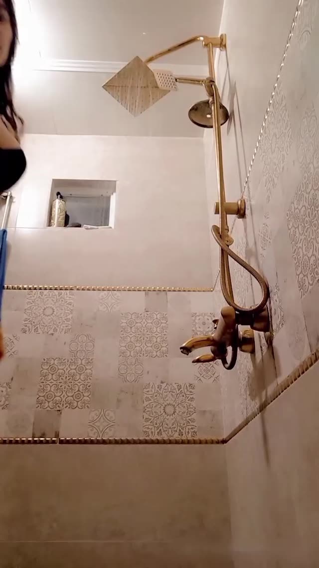 بدن نمایی دختر سکسی تو حمام