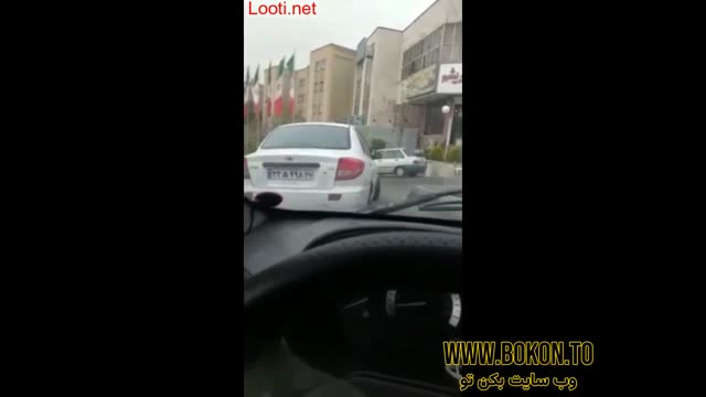 زنه لخت رفته تو خیابون به راننده ماشینه میگه جنده نمیخوای.mp4