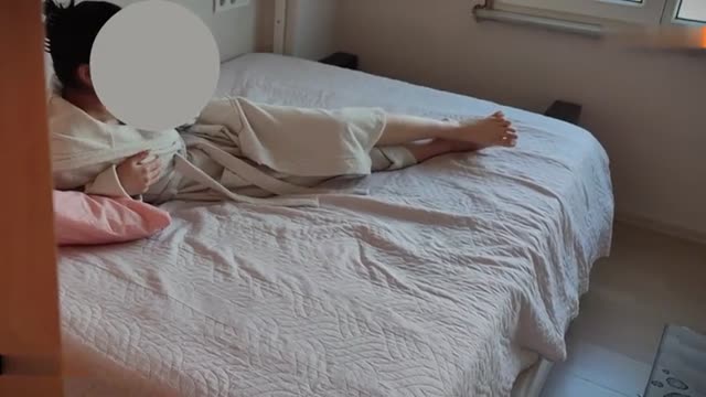 دختره بعد حموم زنگ میزنه به دوست پسرش که بیاد بکنتش