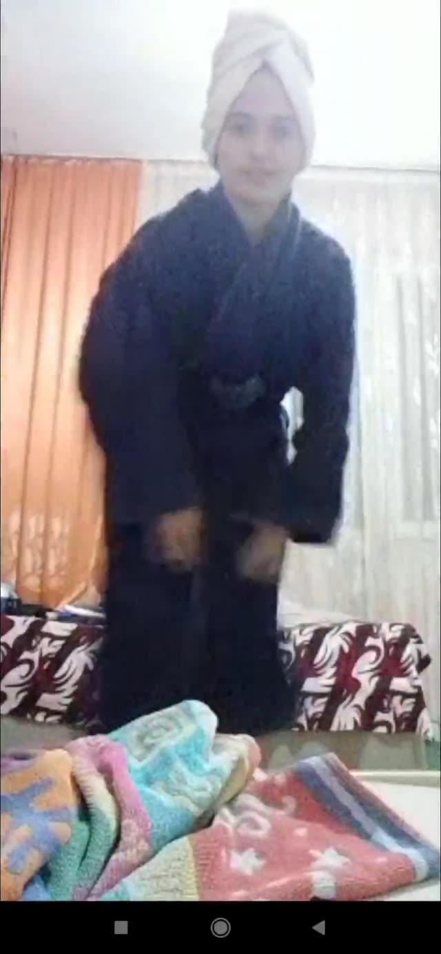 اندام نمایی دختر تینیجر با حوله پارت اول