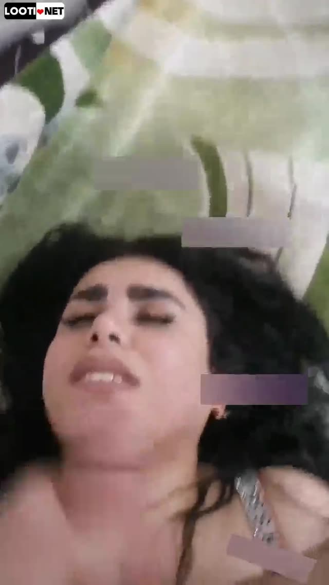تو دهنش و صورتش آبشو خالی میکنه