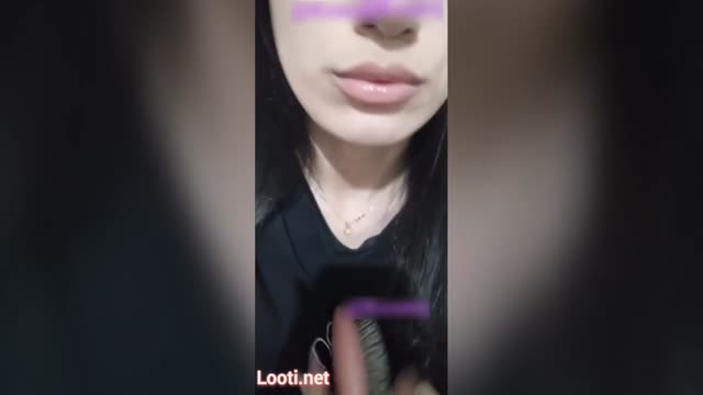 دختر سفید ممه هاش نشون میده و کصش میماله