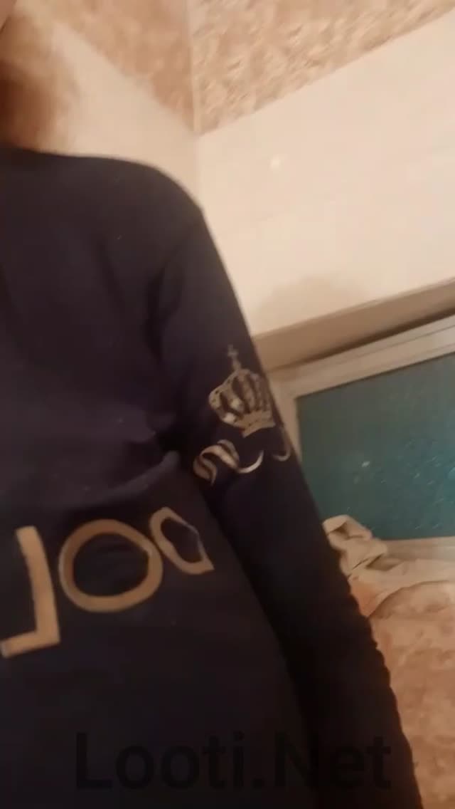 دختره بدن نمایی میکنه و کص و کونش رو نشون میده