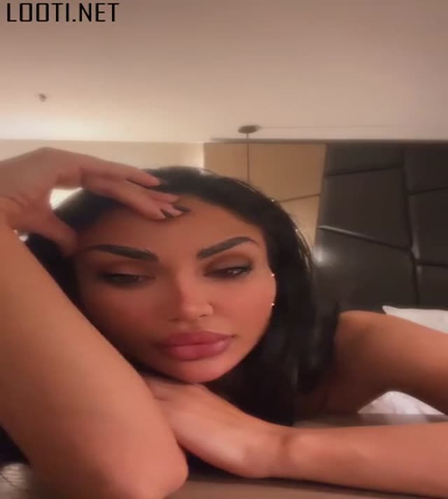 لخت زیر پتوعه هی حواسش پرت میشه بدنش معلوم میشه