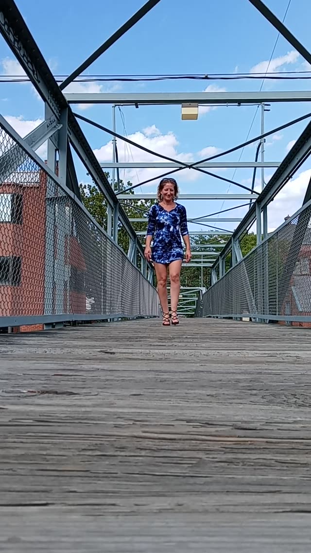 Sexxycandyxxx goes for a walk outside