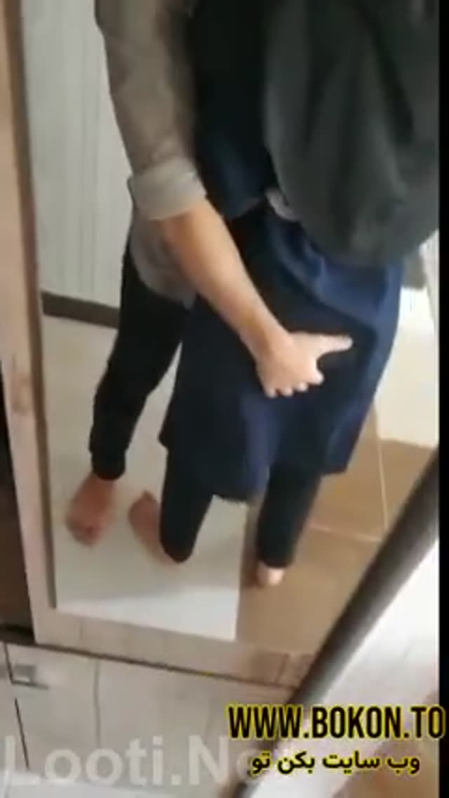 جلو اینه وایساده ساک کوچیک و مجلسی واسش میزنه.mp4