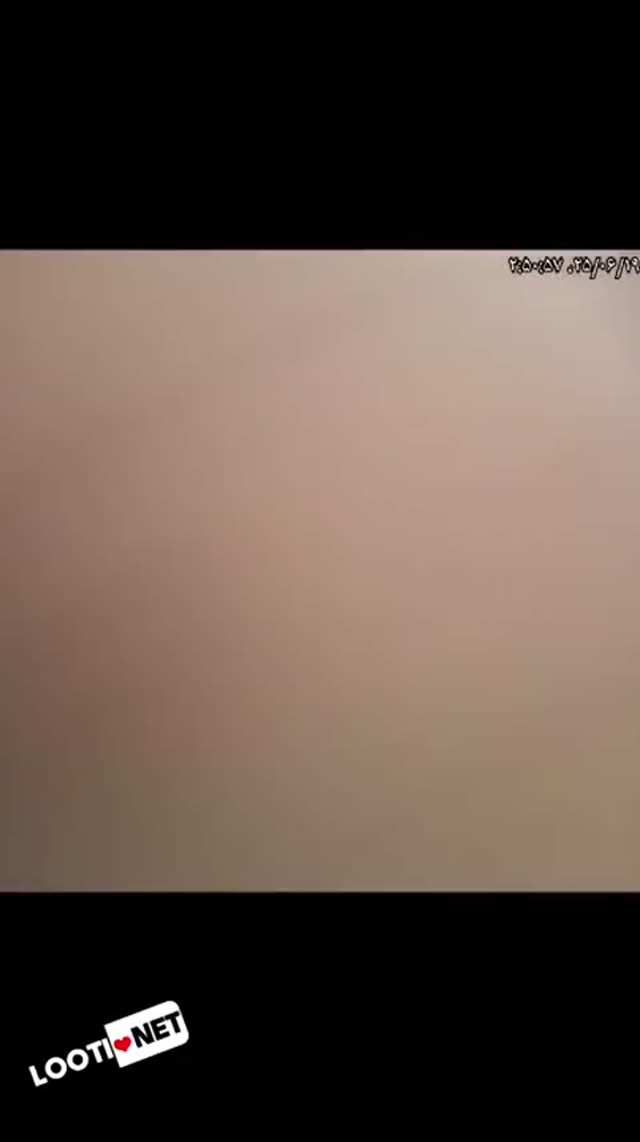 زنشو روشکم خوابونده ازپشت میکنه توکسش.mp4