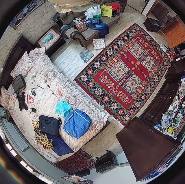 مخفی از لباس پوشیدن عاطفه
