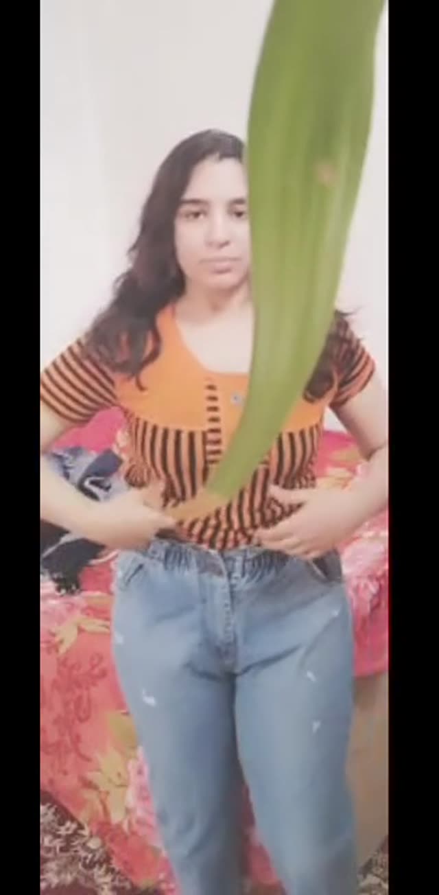 دختر حشری کم کم لخت میشه و کص و کون نمایی میکنه