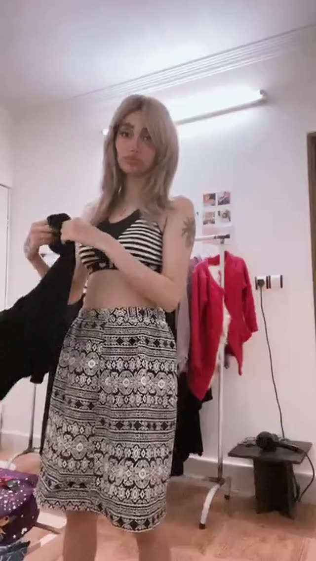 لایو لباس پوشیدن دختر سکسی و ناز ایرانی