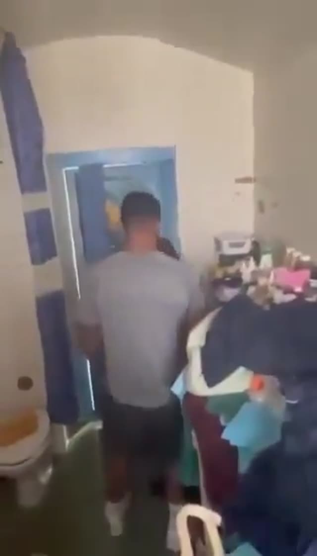 تری سام زندانبان با دوتا زندانی 💦
