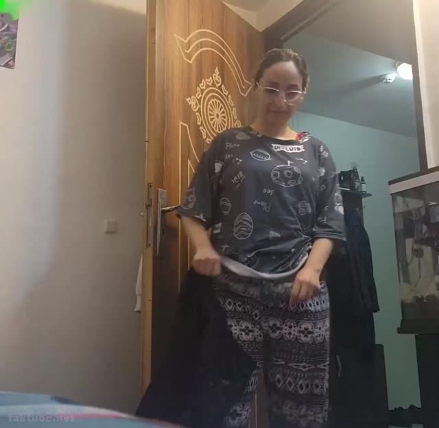 مخفی از لباس عوض کردن زن سکسی ایرانی