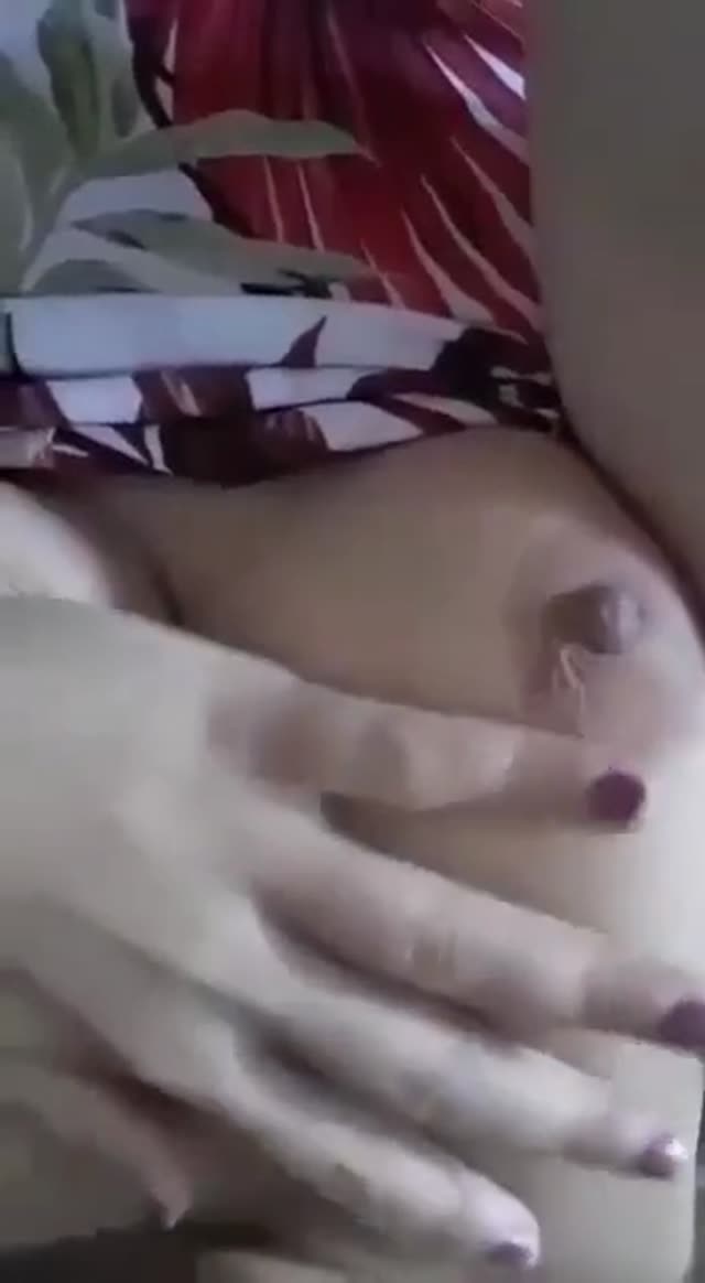 بدن نمایی یک دختر تپل و سکسی با ممه های گنده