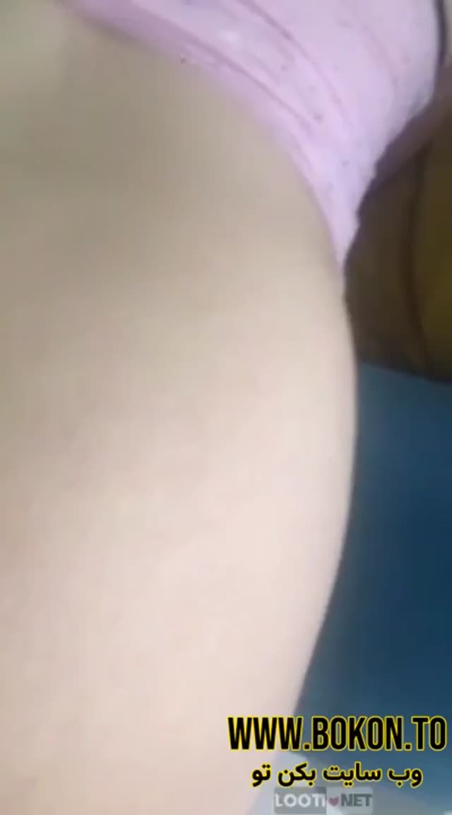داگی لبه تخت میکنه تو کوسش و دختره وای وای میکنه کون سفید و بی نظیری داره.mp4