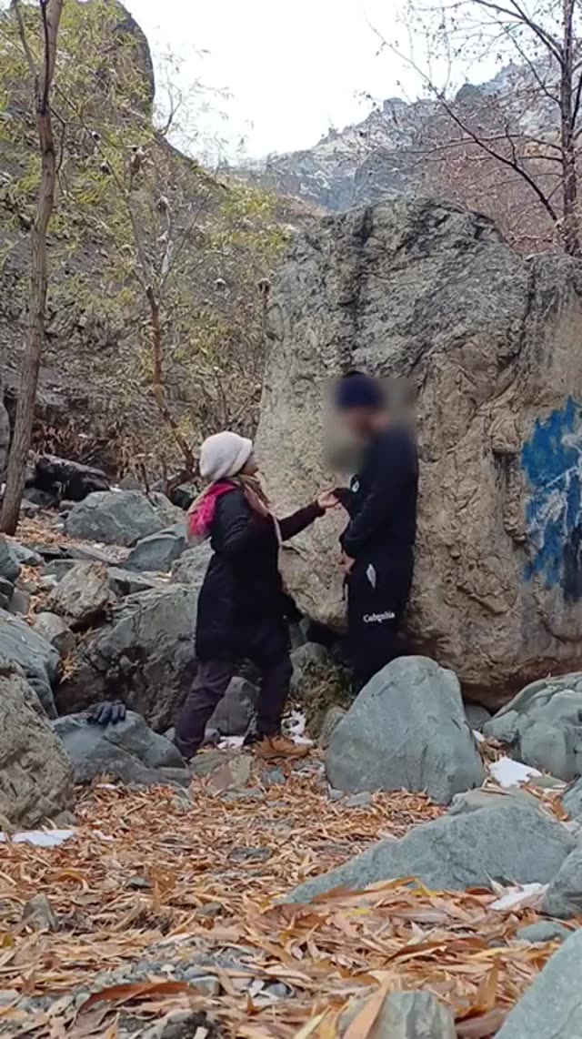ساک زدن میلف سکسی و حشری تو کوه.mp4