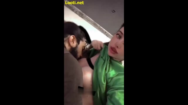 لایو پسره ممه های دوست دخترشو درمیاره میخوره