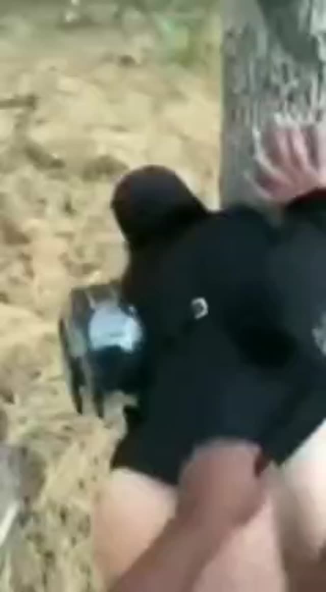 گاییدن زن محجبه کون گنده کنار درخت