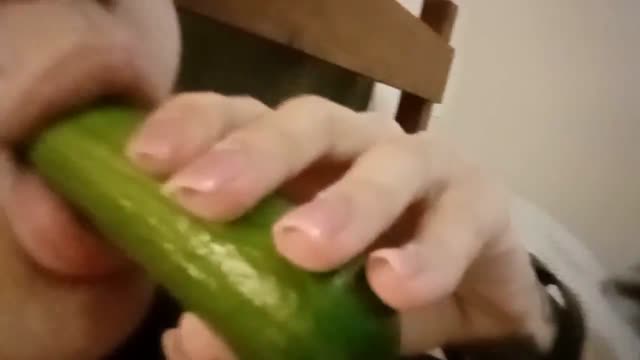 ساک زدن خیار از دختر هورنی