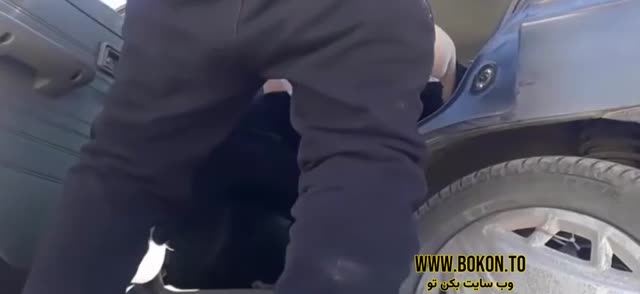 سکس داگی ایستاده در بیابان صندلی عقب پراید شورت و شلوارشو کشیده پایین تو ماشین میکنتش.mp4