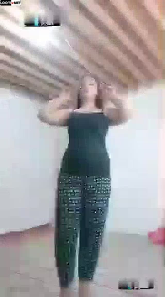 زن خوشگل و گوشتی شوهردار از خودارضایی خودش فیلم میگیره با بادمجون کسشو جر میده و ابش میپاشه