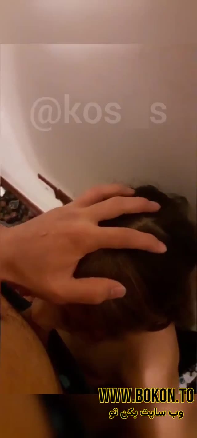 دختره برا دوست پسرش ساک میزنه و کیرش رو میخوره با چهره.mp4