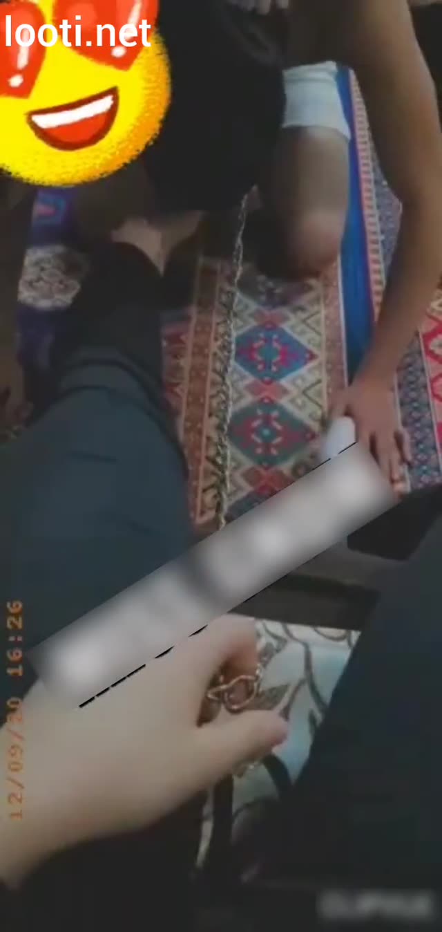 یه میسترس پشتش نشسته و بهش سواری میده و پاهای میسترس دیگش رو میپرسته