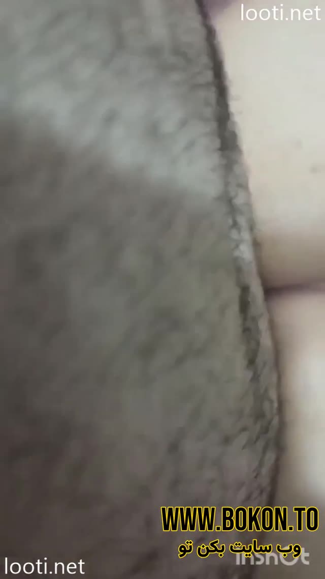دختره کون گنده اش رو قمبل کرده وایساده پسره هم کیرش رو میکنه تو کونش.mp4