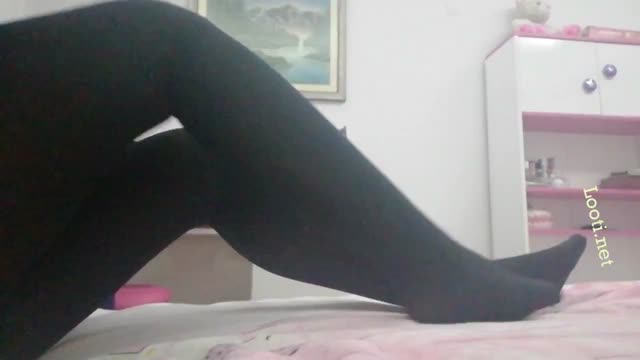 دختره ساپورت پوشیده کونشو نشون میده