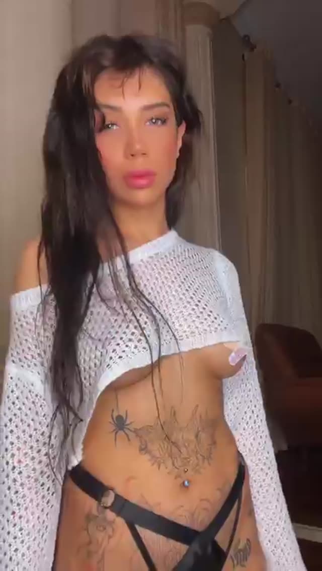 لایو سکسی لامیا با لباس سکسی بدن نمایی میکنه