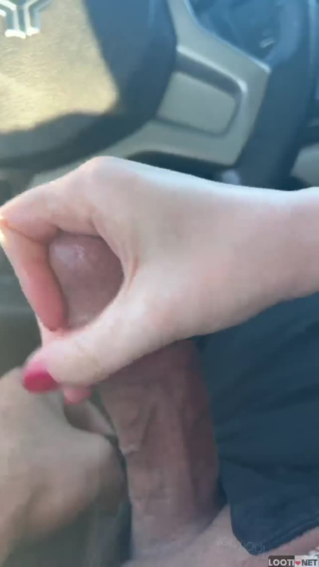 تو ماشین شاهین با کیرش هندجاب میکنه بعد کص صورتی دوس دخترشو انگشت میکنه