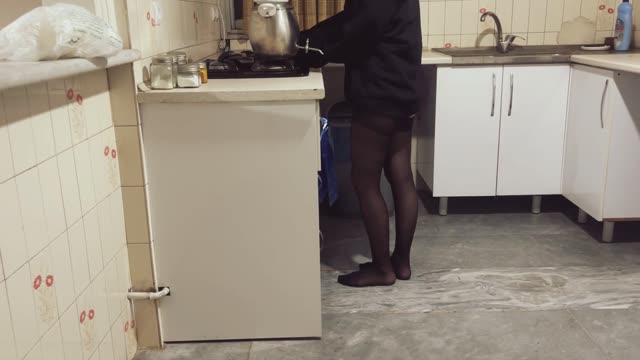 سکس دختر و پسر حشری تو آشپزخونه