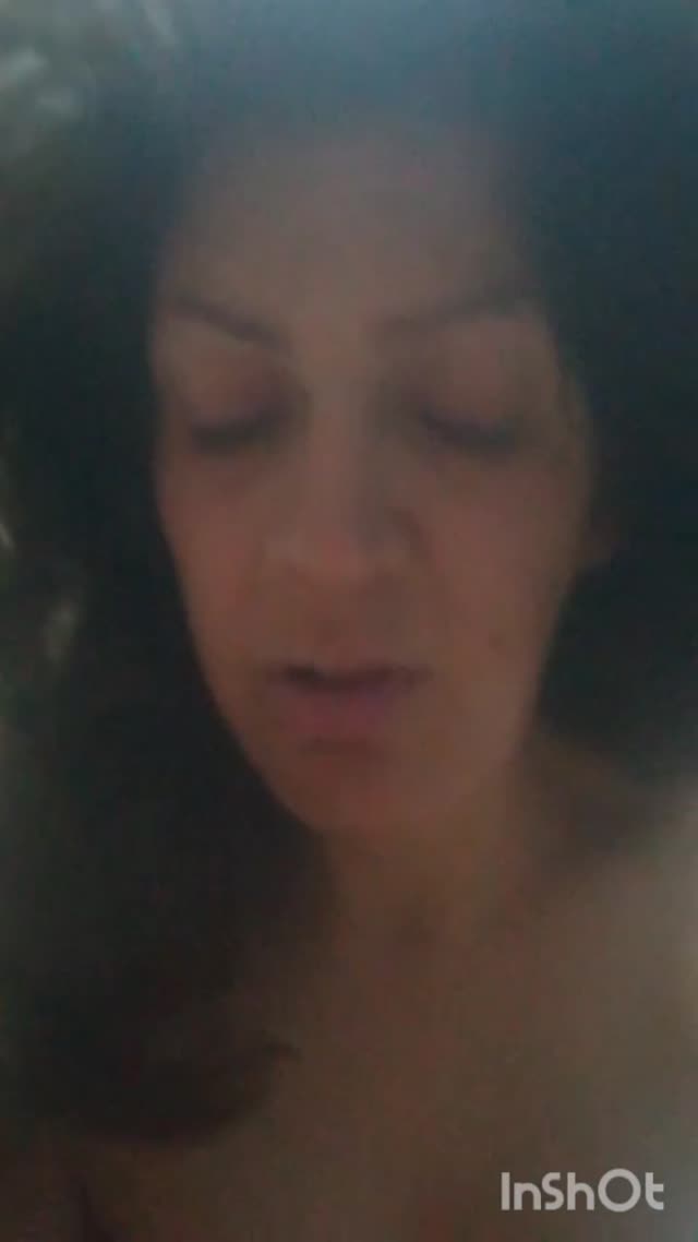 میلف حشری رو کیر پسره نشسته و داره کیر سواری میکنه با چهره