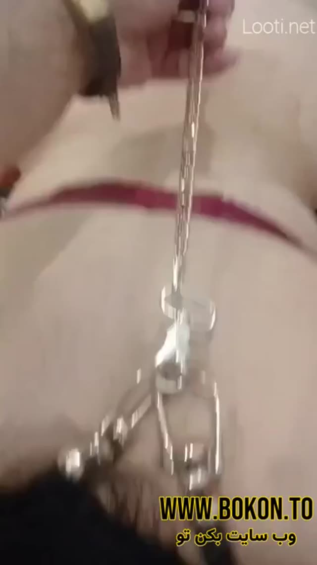سکس زوج سن بالا زنجیر بسته به گردن دختره پوزیشن داگی دختره جر میدههه.mp4