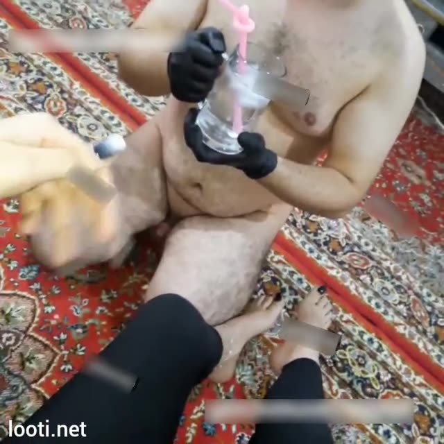 پاهای خوشگل میسترسش رو میلیسه و میسترسش روی سینش تف میکنه و با ناخن های پاش روی سینش میکشه