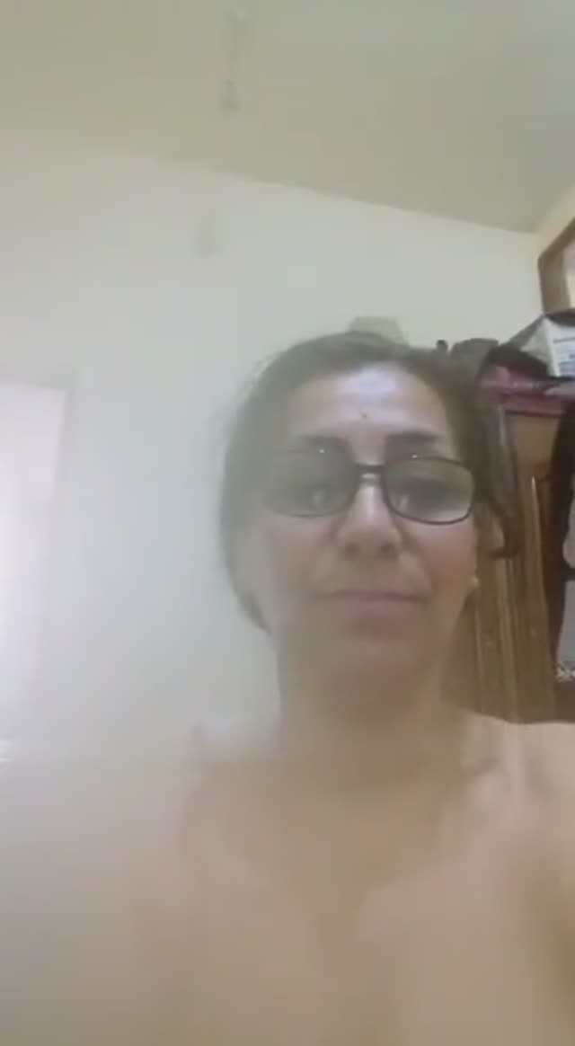 خودارضایی تهمینه میلف عینکی روستایی با هویج