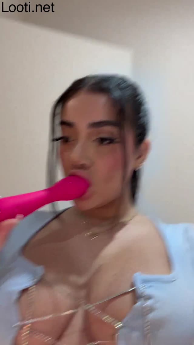 مریم کون گنده حشری شده برا سکس توی ساک میزنه و ممه های گندشو میندازه بیرون