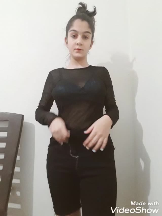دختر جوون و تازه به دوران رسیده بدن نمایی و خودارضایی میکنه