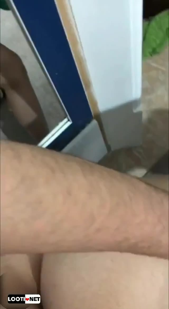 سکس ایستاده زوج هات جلو آینه کاندوم کشیده و تو کسش تلمبه میزنه