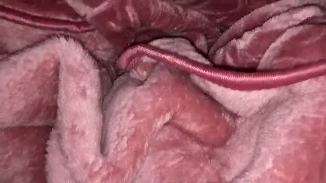 اول از بدنش فیلم میگیره بعد به صورت دمر میخوابونه و میکنه توش