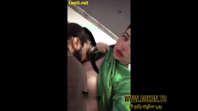 لایو پسره ممه های دوست دخترشو درمیاره میخوره.mp4