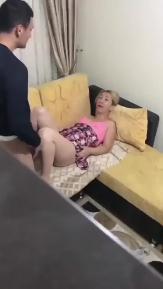 سکس رو مبل با زن سکسی ترک