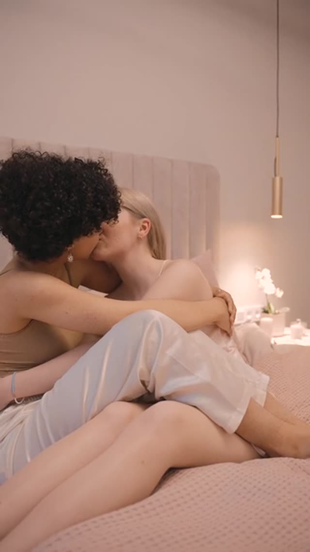 لحظات رمانتیک از لزبین‌های واقعی