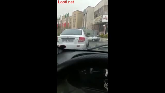 زنه لخت رفته تو خیابون به راننده ماشینه میگه جنده نمیخوای