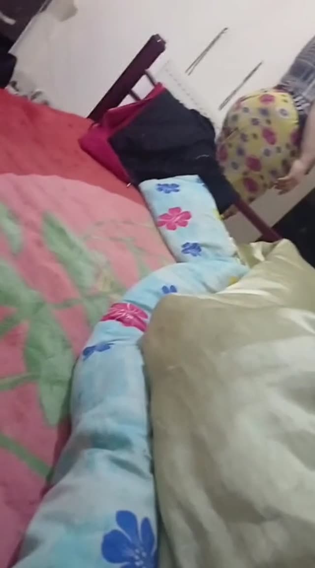 کلیپ مخفی از کون گنده مامانش با پا بهش ضربه میزنه کونش میلرزه
