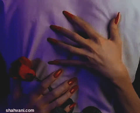 نوازش عاشقانه کمر دوست