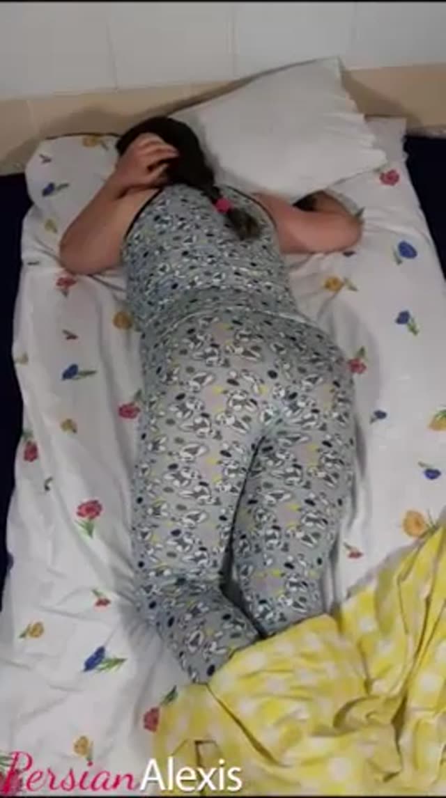 شلوارشو میکشه پاییین رو کونش مینویسه جنده خودمی