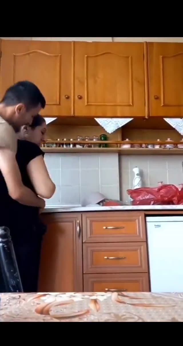 مالیدن زوری مامان جا افتاده تو آشپزخونه